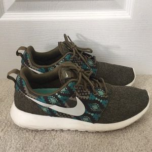 Nike Roshe One Print Sneaker in Size 8